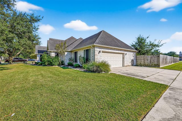 900 N Belle Drive, Angleton, TX 77515