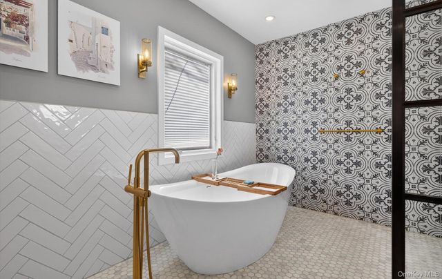 3 N Avalon Road, Great Neck, NY 11021