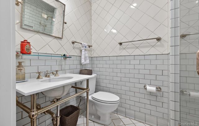 3 N Avalon Road, Great Neck, NY 11021