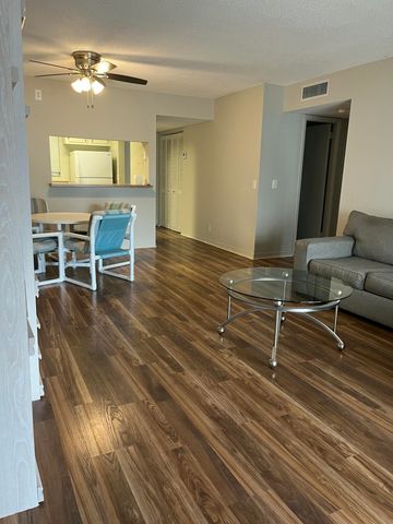 12002 Poinciana Boulevard 204, Royal Palm Beach, FL 33411
