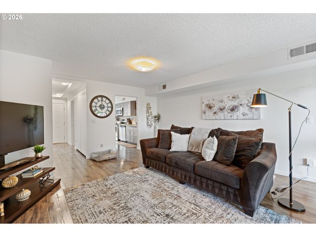 8552 Sw BRIGHTFIELD Cir, Portland, OR 97223