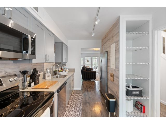 8552 Sw BRIGHTFIELD Cir, Portland, OR 97223