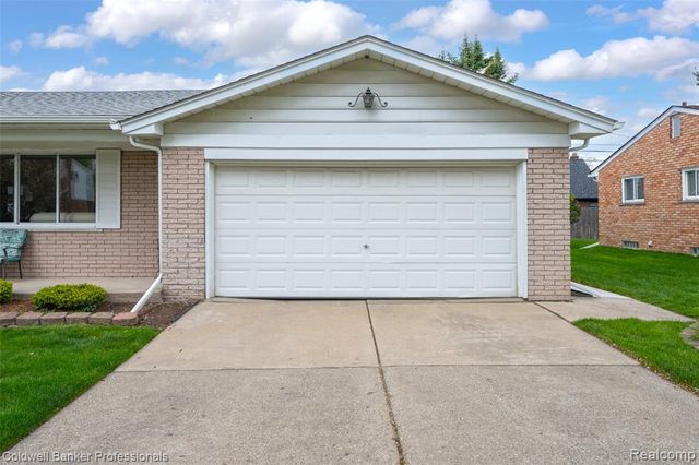 23305 N Rosedale Court, Saint Clair Shores, MI 48080
