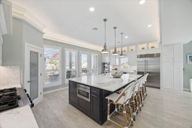 241 Tamana Drive, Tiki Island, TX 77554