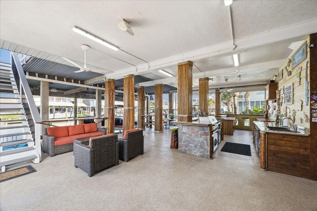 241 Tamana Drive, Tiki Island, TX 77554