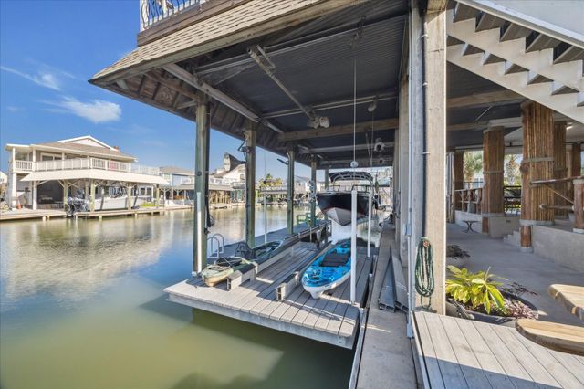 241 Tamana Drive, Tiki Island, TX 77554