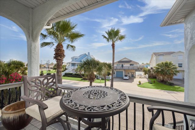 241 Tamana Drive, Tiki Island, TX 77554