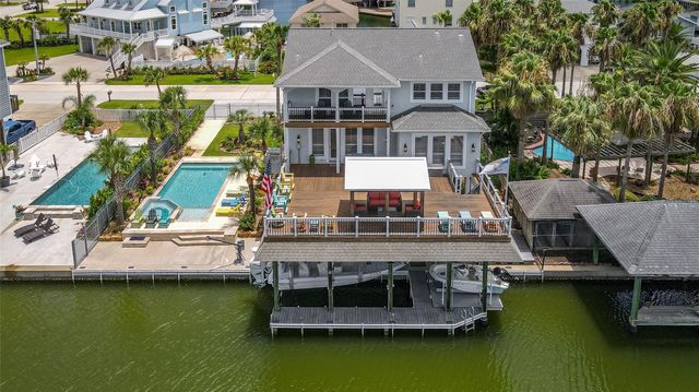 241 Tamana Drive, Tiki Island, TX 77554