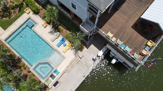 241 Tamana Drive, Tiki Island, TX 77554