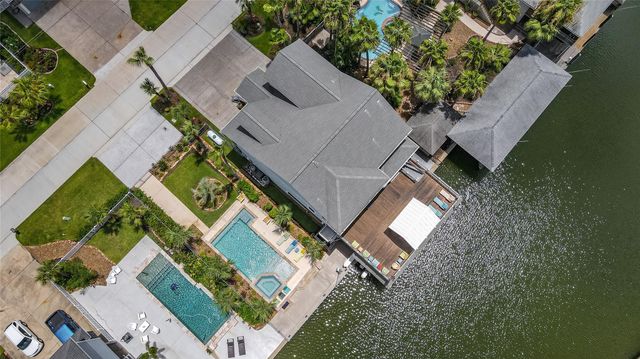 241 Tamana Drive, Tiki Island, TX 77554