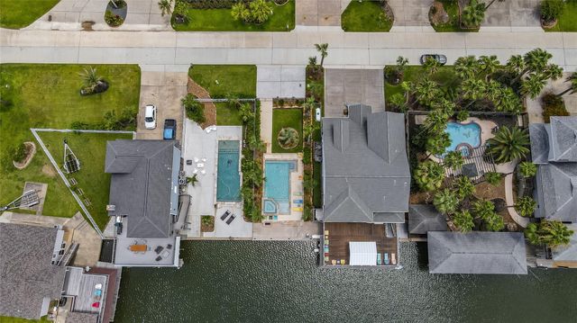 241 Tamana Drive, Tiki Island, TX 77554