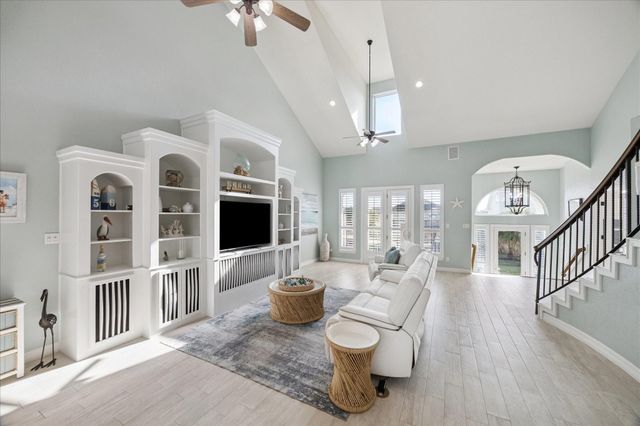 241 Tamana Drive, Tiki Island, TX 77554