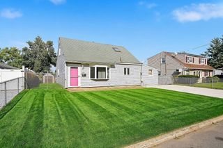 11 Kendall Drive, Parlin, NJ 08859