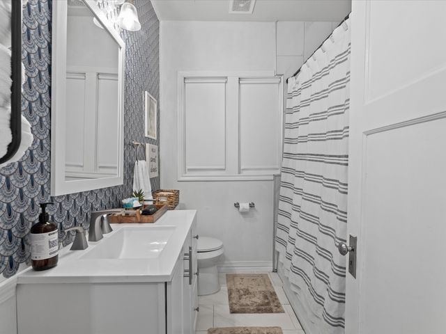 711 W Knox Street, Ennis, TX 75119