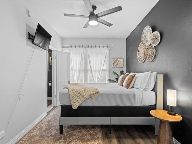 711 W Knox Street, Ennis, TX 75119