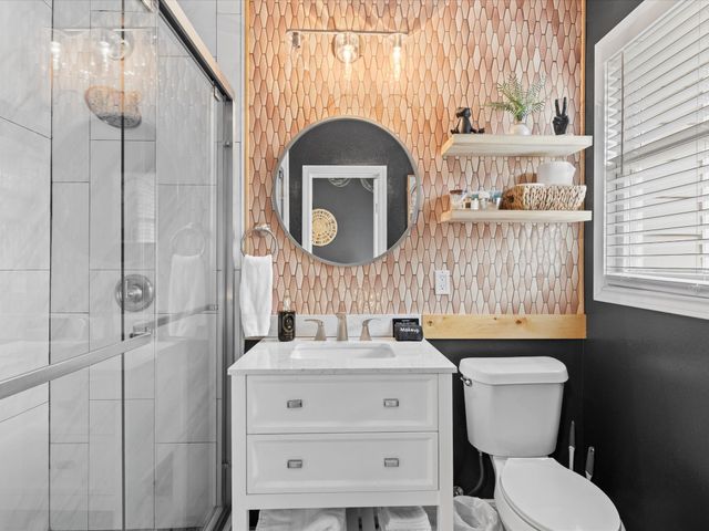 711 W Knox Street, Ennis, TX 75119