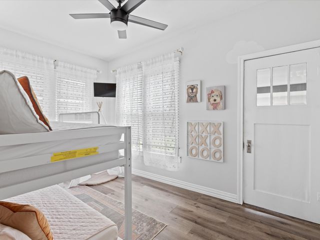 711 W Knox Street, Ennis, TX 75119