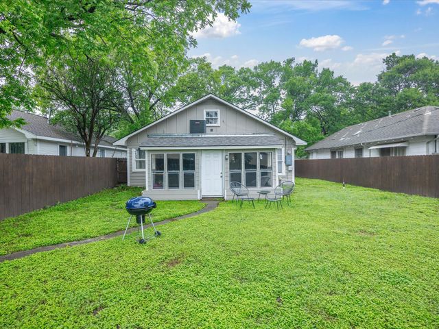 711 W Knox Street, Ennis, TX 75119