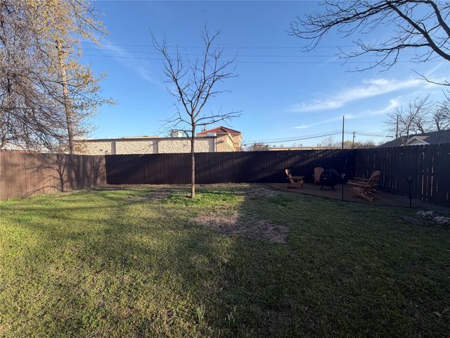 711 W Knox Street, Ennis, TX 75119