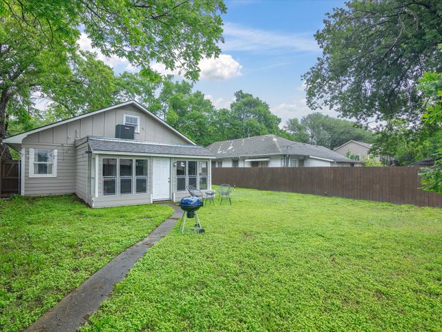 711 W Knox Street, Ennis, TX 75119