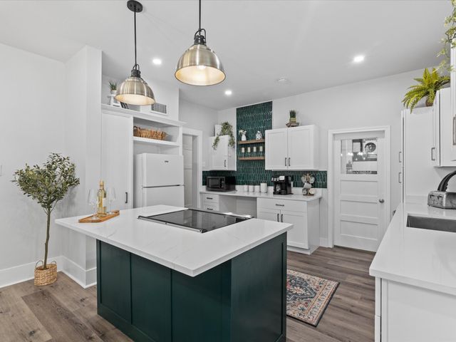 711 W Knox Street, Ennis, TX 75119