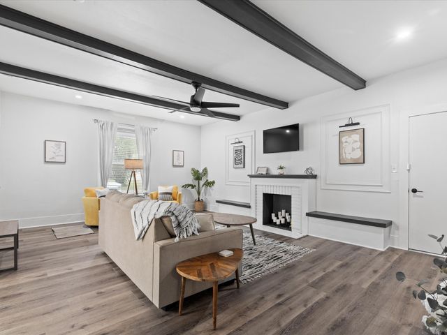 711 W Knox Street, Ennis, TX 75119