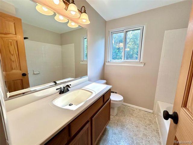 166 N Christine Circle, Mount Clemens, MI 48043