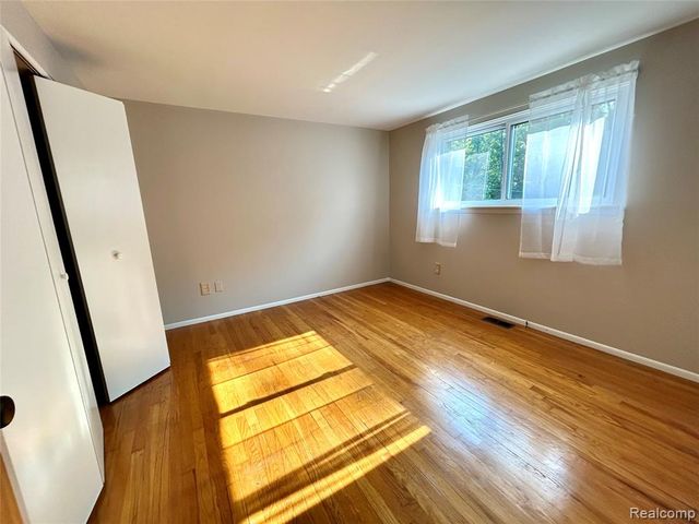 166 N Christine Circle, Mount Clemens, MI 48043