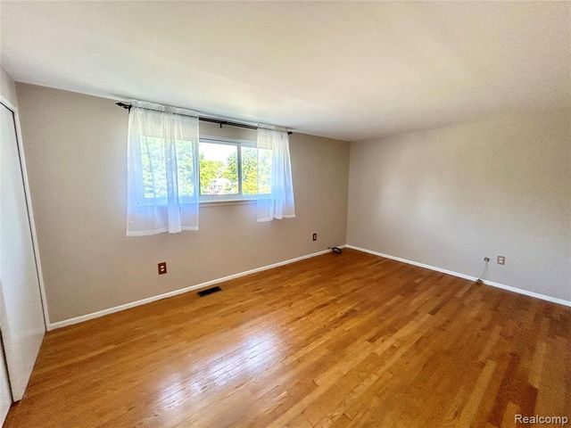 166 N Christine Circle, Mount Clemens, MI 48043