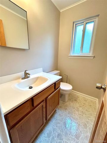 166 N Christine Circle, Mount Clemens, MI 48043