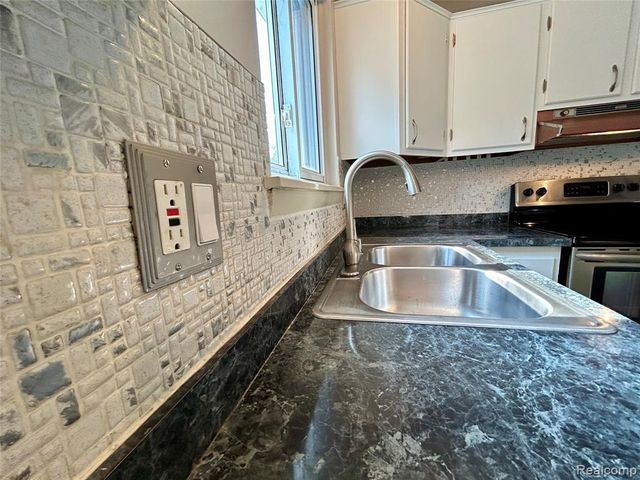 166 N Christine Circle, Mount Clemens, MI 48043