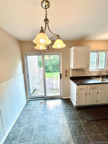 166 N Christine Circle, Mount Clemens, MI 48043