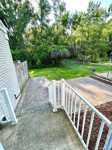 166 N Christine Circle, Mount Clemens, MI 48043