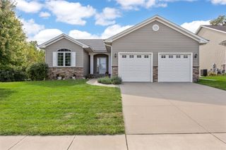 224 Willowood Dr, Hiawatha, IA 52233