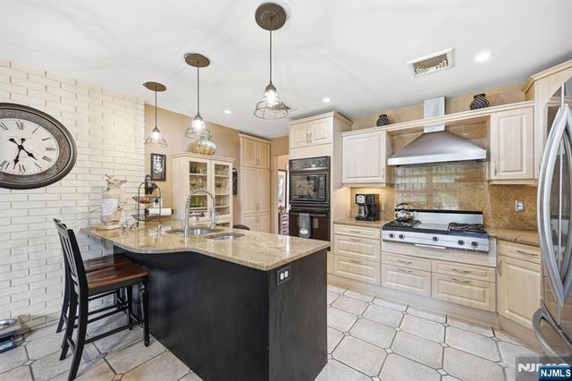 81 S 5th Street, Park Ridge, NJ 07656