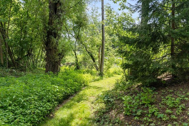 W6425 LAKEVIEW COURT, Menasha, WI 54952