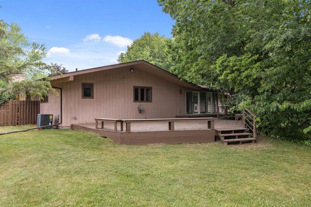 W6425 LAKEVIEW COURT, Menasha, WI 54952
