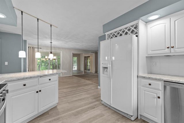 W6425 LAKEVIEW COURT, Menasha, WI 54952
