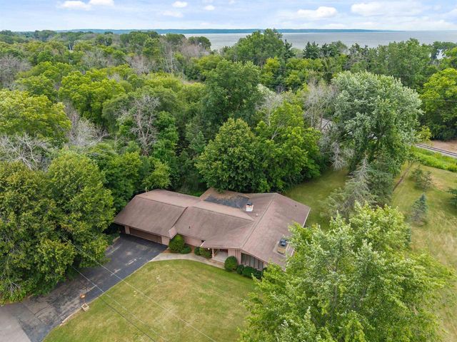 W6425 LAKEVIEW COURT, Menasha, WI 54952