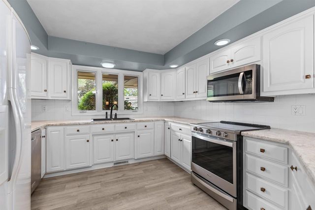 W6425 LAKEVIEW COURT, Menasha, WI 54952