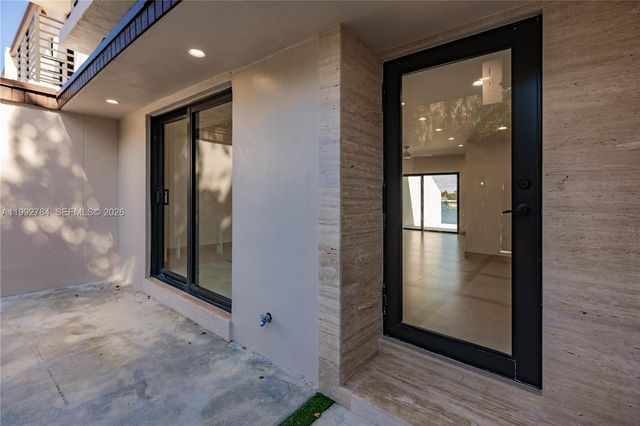 7238 Jacaranda Ln, Miami Lakes, FL 33014