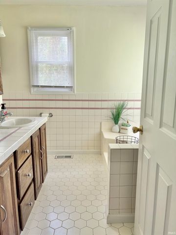 960 N Quail Ridge Circle, Vincennes, IN 47591