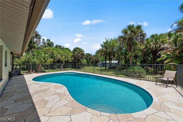 1090 13th ST SW, Naples, FL 34117