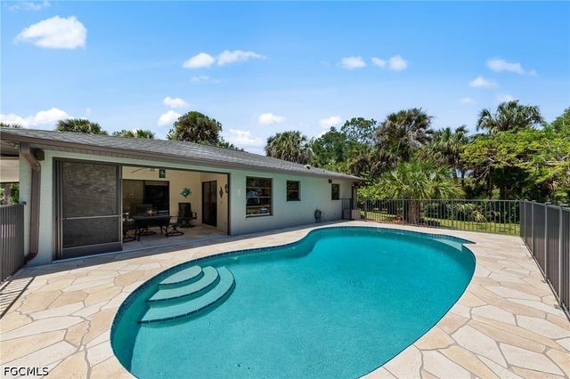 1090 13th ST SW, Naples, FL 34117