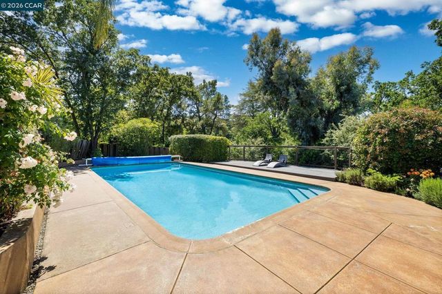 425 Lakewood Cir, Walnut Creek, CA 94598
