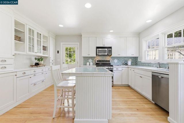 425 Lakewood Cir, Walnut Creek, CA 94598