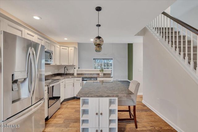 16 Paar Way, Halfmoon, NY 12118