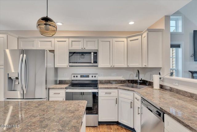 16 Paar Way, Halfmoon, NY 12118