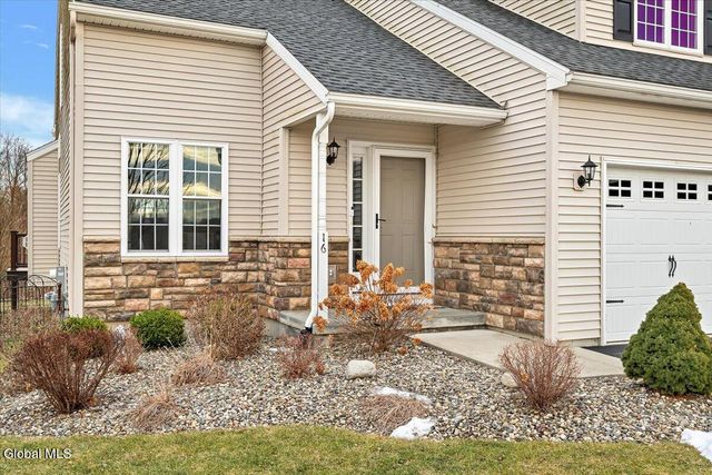 16 Paar Way, Halfmoon, NY 12118