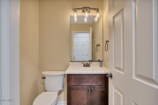 16 Paar Way, Halfmoon, NY 12118